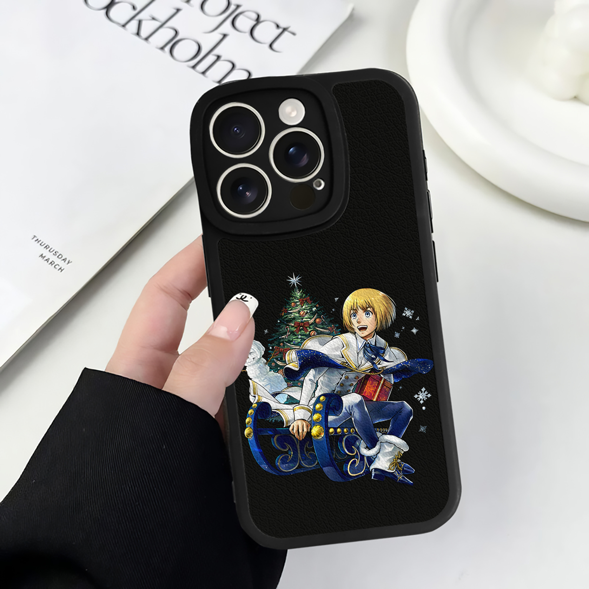 （画像用） 進撃の巨人 アルミン·アルレルト Attack on Titan Armin Arlert 【iPhone 16シリーズ対応】シリコンスマホケース（レザー調） 材質：シリコン